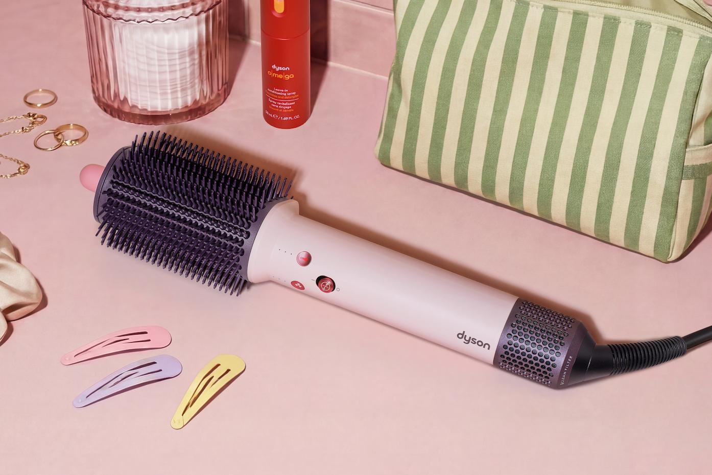 Dyson’dan Saç Sağlığını Koruyan Yeni Ürünler: Sıvı Soğutmalı Düzleştirici ve Anti-Takılma Fırçası