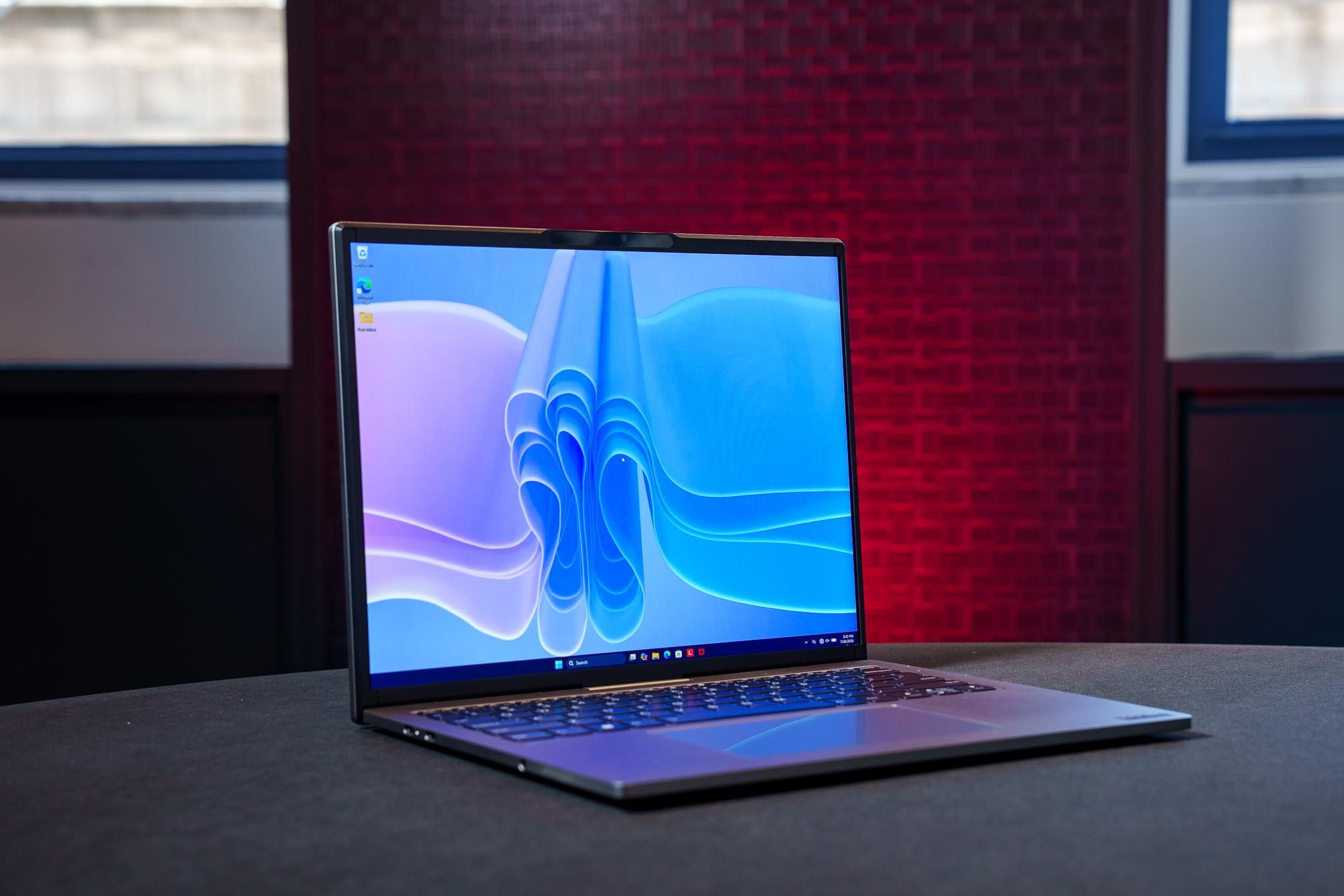Lenovo'dan Yeni Katlanır Ekran Konsepti: ThinkBook Project Swan 14 inçten 17 inçe Uzanıyor