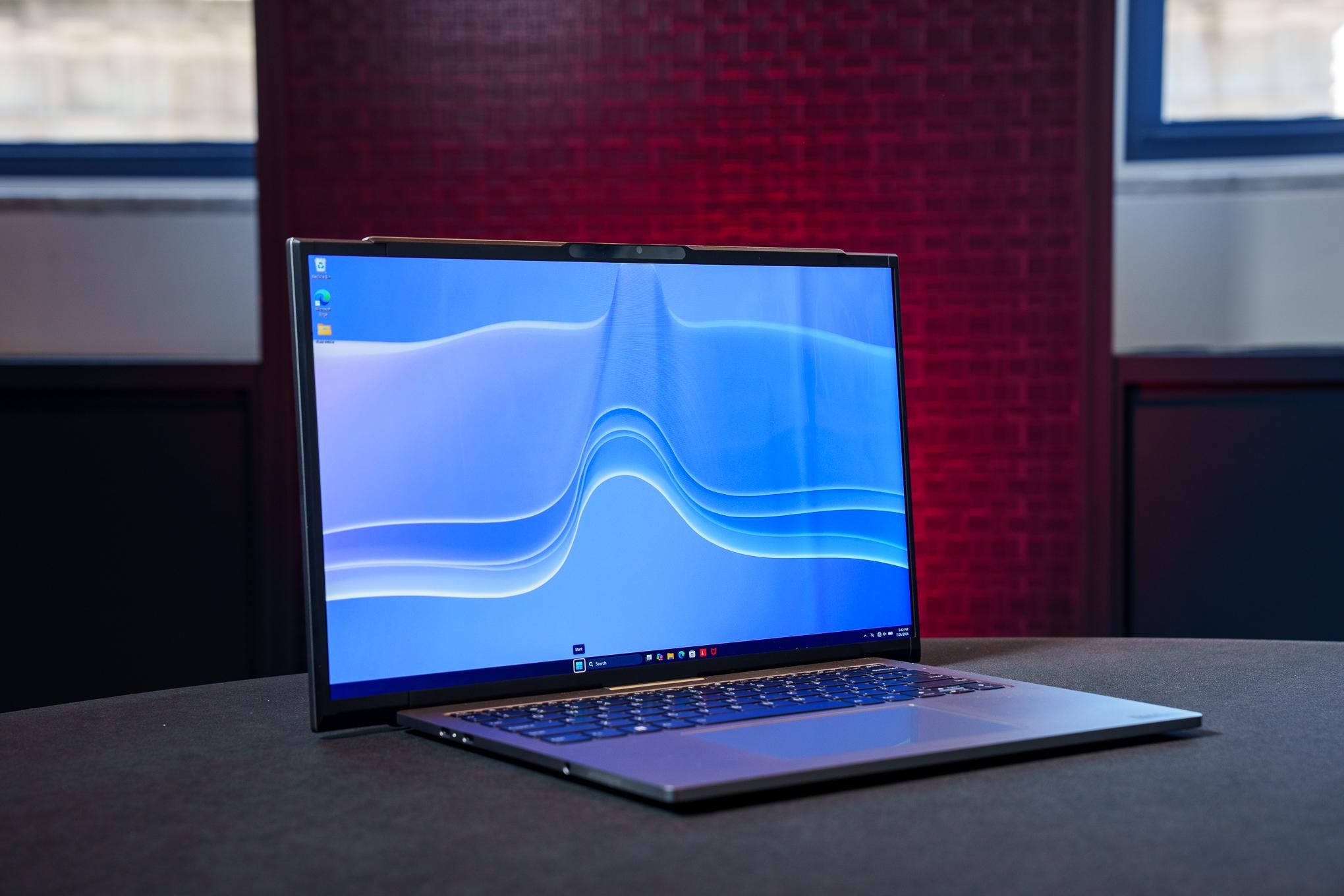 Lenovo'dan Yeni Katlanır Ekran Konsepti: ThinkBook Project Swan 14 inçten 17 inçe Uzanıyor