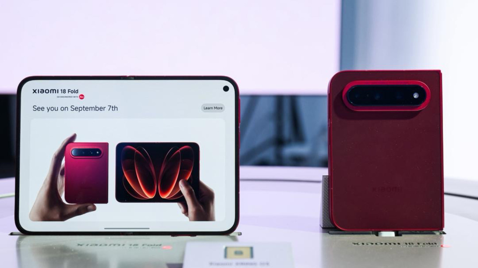 Xiaomi'nin Pasaport Tarzı Katlanabiliri Z Fold 8'den Daha Kısa ve Geniş Görünüyor